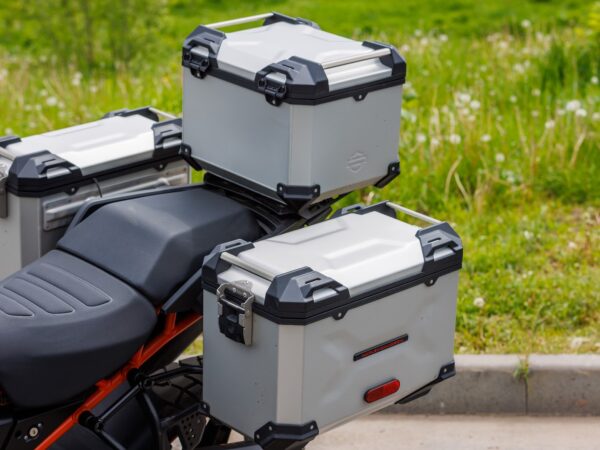 Bagageiros e Baús: Maximize o Espaço da sua Moto para Viagens e Entregas
