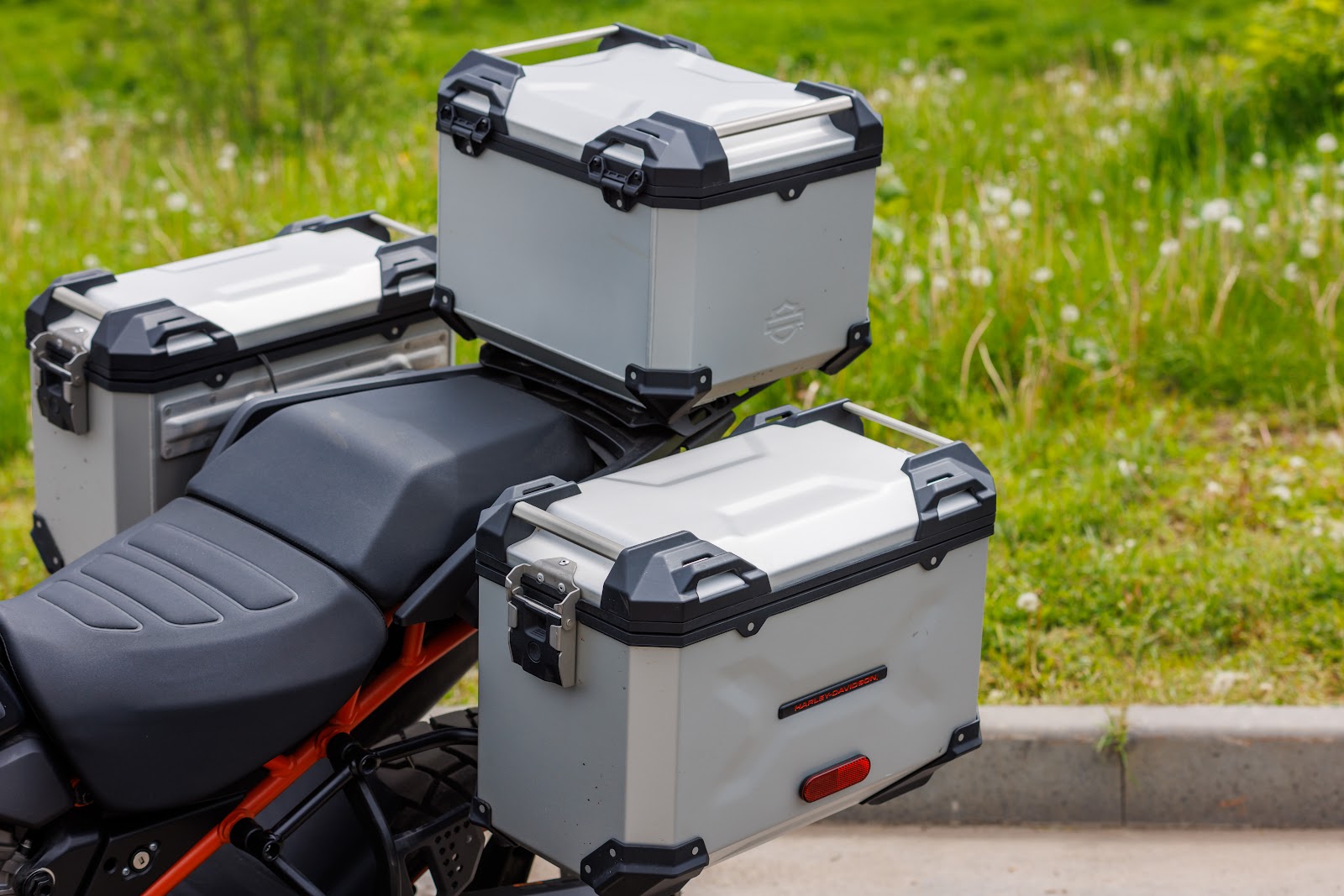 Bagageiros e Baús: Maximize o Espaço da sua Moto para Viagens e Entregas