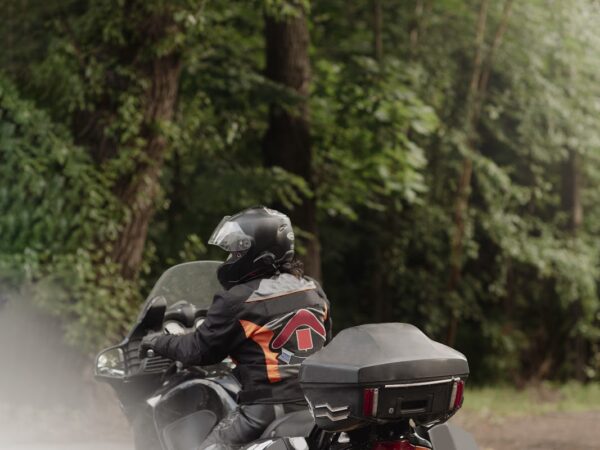 Baús Laterais e Traseiros: Otimize sua Moto para Grandes Viagens